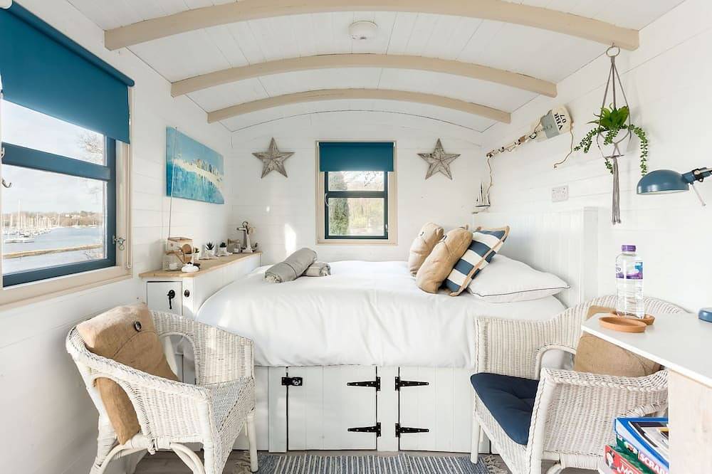 Watersedge Cabin - Luxury Cottages in Fareham, Hampshire