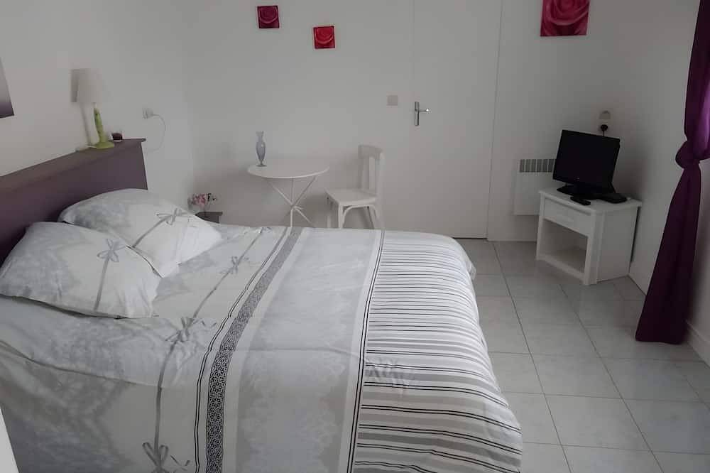 Chambre d’hôtes « Le Four à Pains - Chambre Charlotte » avec terrasse, jardin et Wi-Fi in Augy-sur-Aubois, Saint-Amand-Montrond