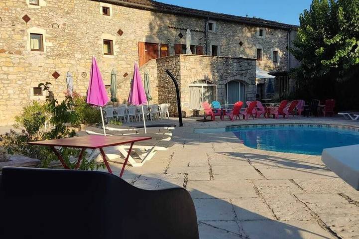 Location de vacances pour 2 personnes, avec jacuzzi ainsi que jardin et piscine à Grospierres