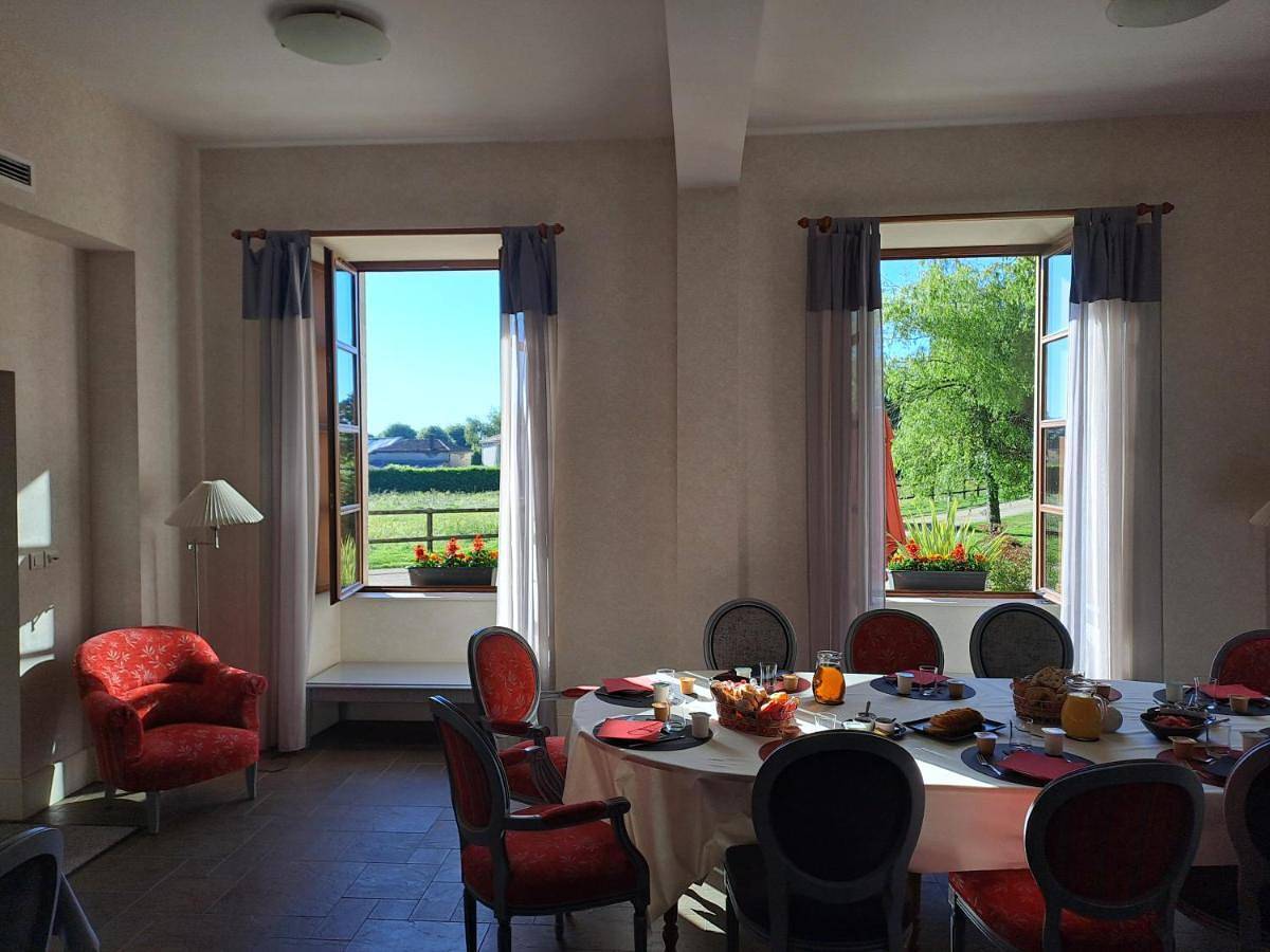 Large Family Room in Moutiers-sous-Chantemerle, Deux-Sèvres