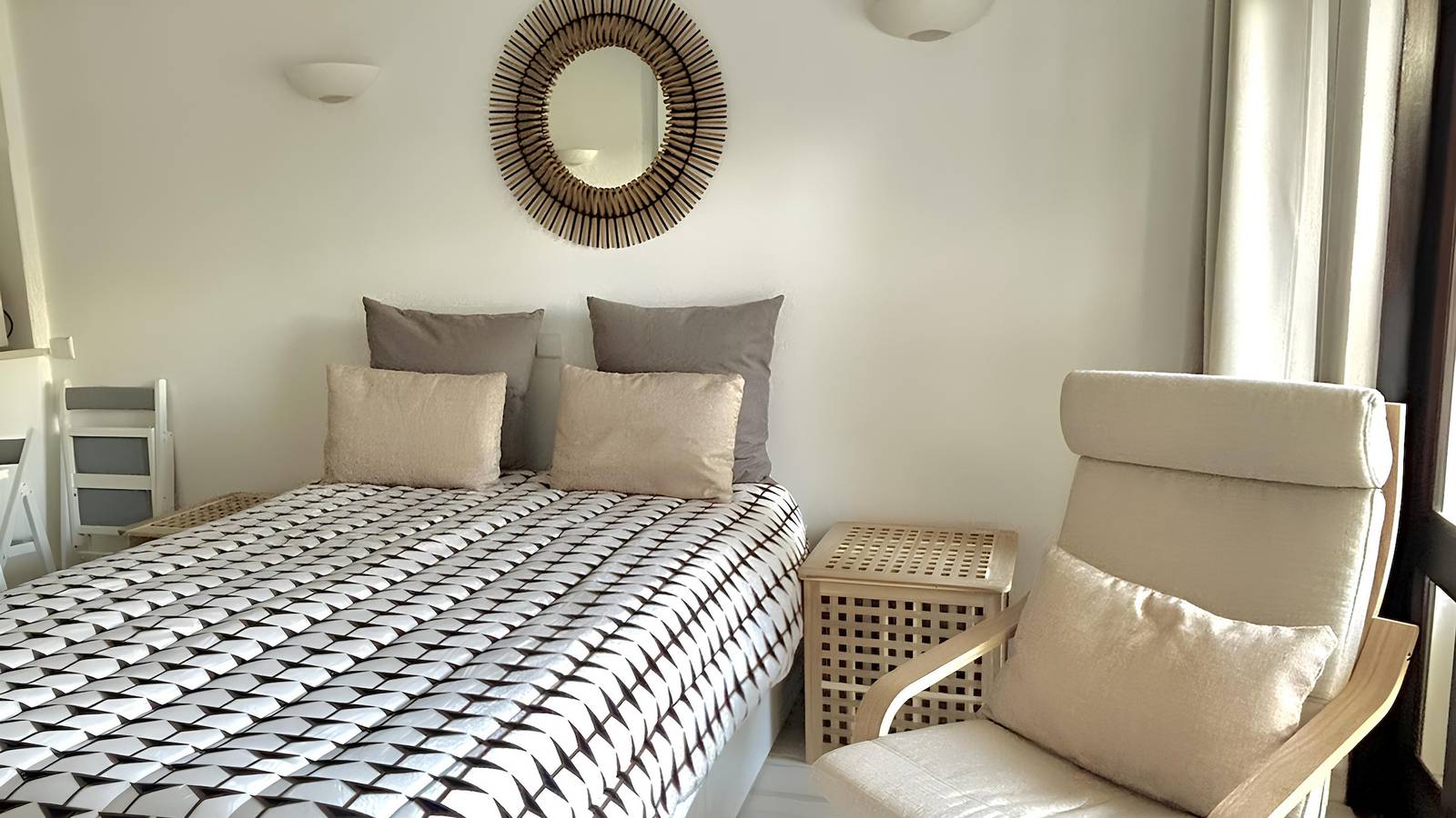 Magnific Studio with a cozy garden, 5 minutes to t, foto 8
