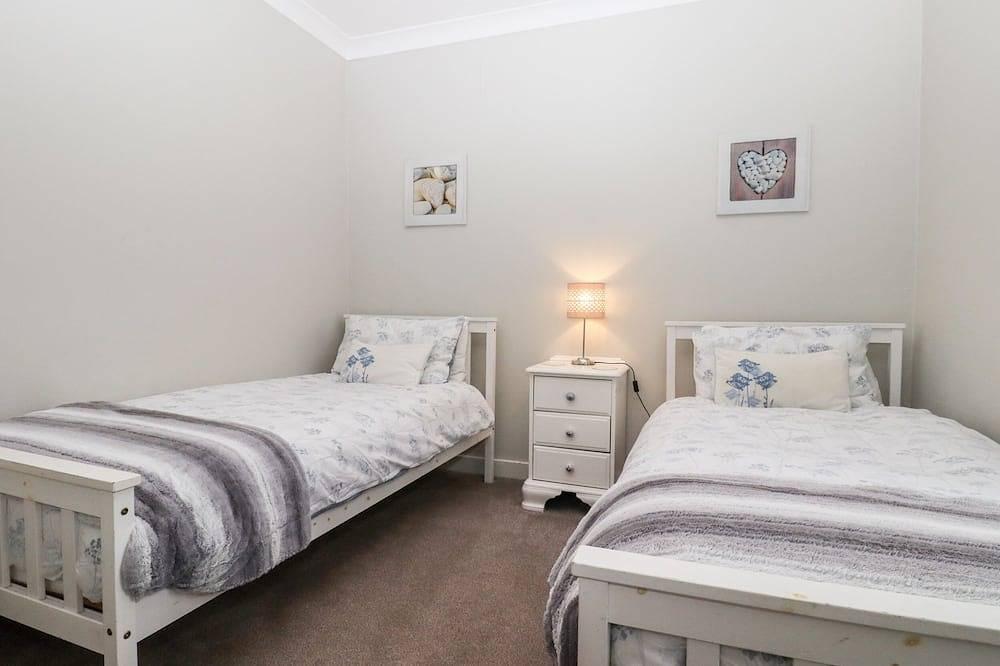 Sea Beach Cottage, pet friendly, with a garden in Eastbourne in Eastbourne, East Sussex