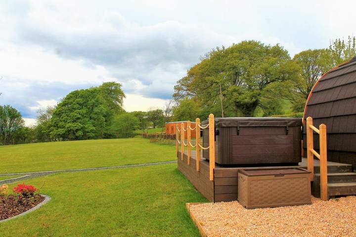 Camping for 5 people, with garden and terrace as well as hot tub in Scotland