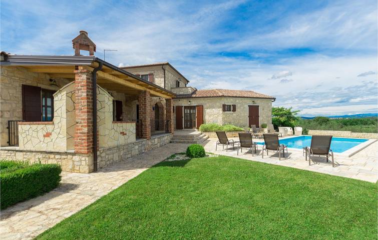 Ferienhaus für 8 Personen, mit Garten in Baldaši