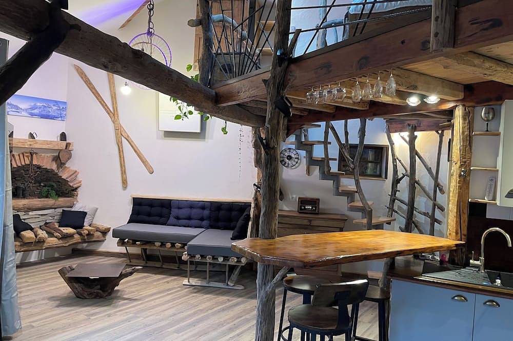Entire apartment, Atypical downtown apartment close to all amenities in Tarascon-sur-Ariège, Ariège