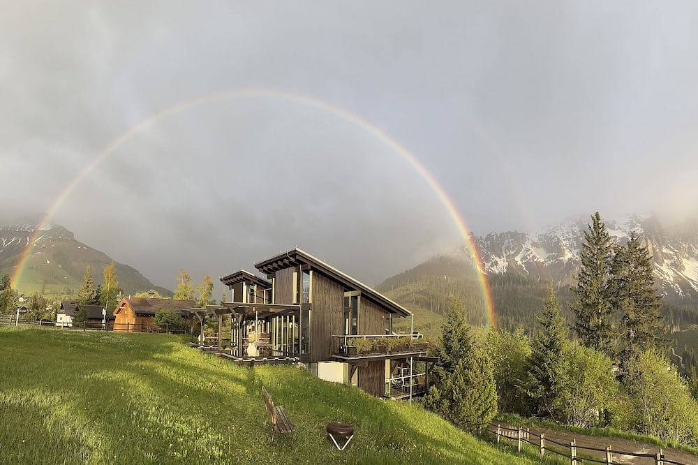 Architektenhaus Karersee, Blick auf Rosengarten, Latemar und Westalpen in Karersee, Welschnofen