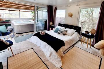 Gîte pour 2 personnes, avec jardin et piscine ainsi que jacuzzi et terrasse à Villelaure