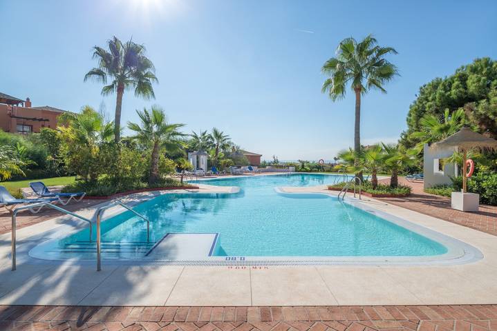 Ganze Wohnung, Apartment "Meerblickwohnung Benahavis-Marbella" mit Seeblick, Pool, Wlan, Terrasse und Garten in Paraiso Park, Benahavís