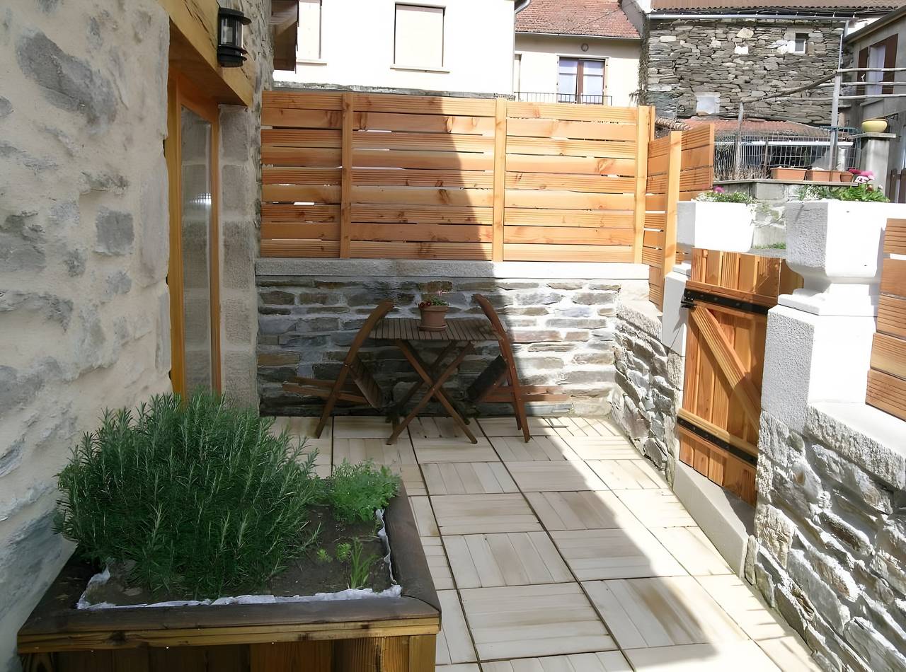 Au chant de la fontaine - gîte la bruyère - St Laurent les Bains in Saint-Laurent-les-Bains-Laval-d'Aurelle, Parc naturel régional des Monts d'Ardèche