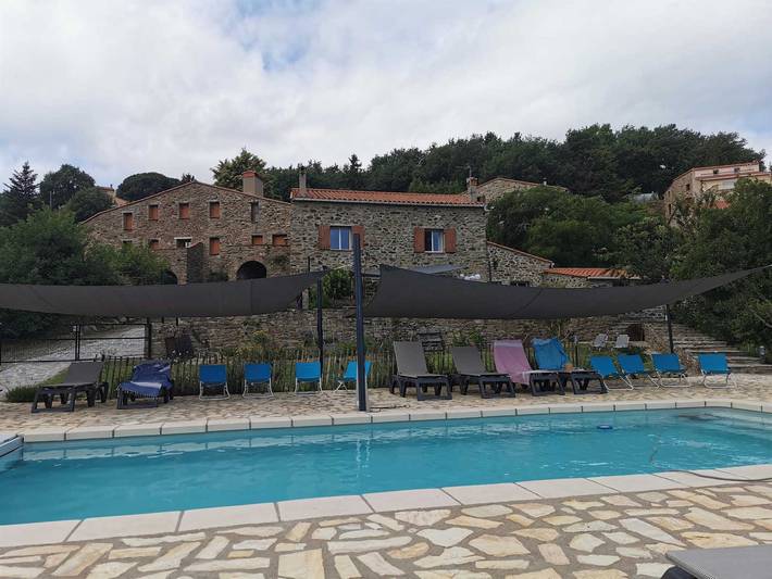 Gîte pour 14 personnes, avec jardin et piscine à Taulis