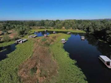Cabane en bois pour 2 personnes, avec sauna ainsi que jacuzzi et piscine dans Allier