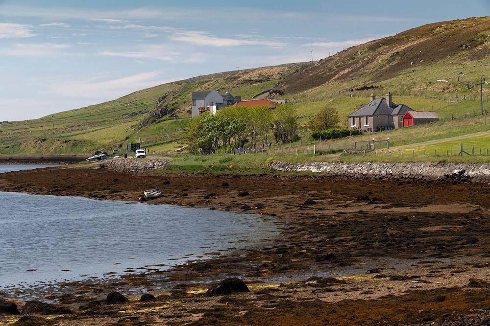 Freistehendes, geräumiges Cottage auf der Isle of Lewis in ruhiger Lage mit Blick auf den See in Lewis and Harris, Äußere Hebriden