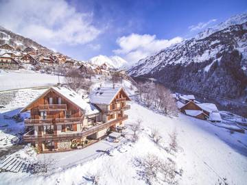 Chalet pour 26 personnes, avec jacuzzi et jardin, adapté aux familles à Vaujany