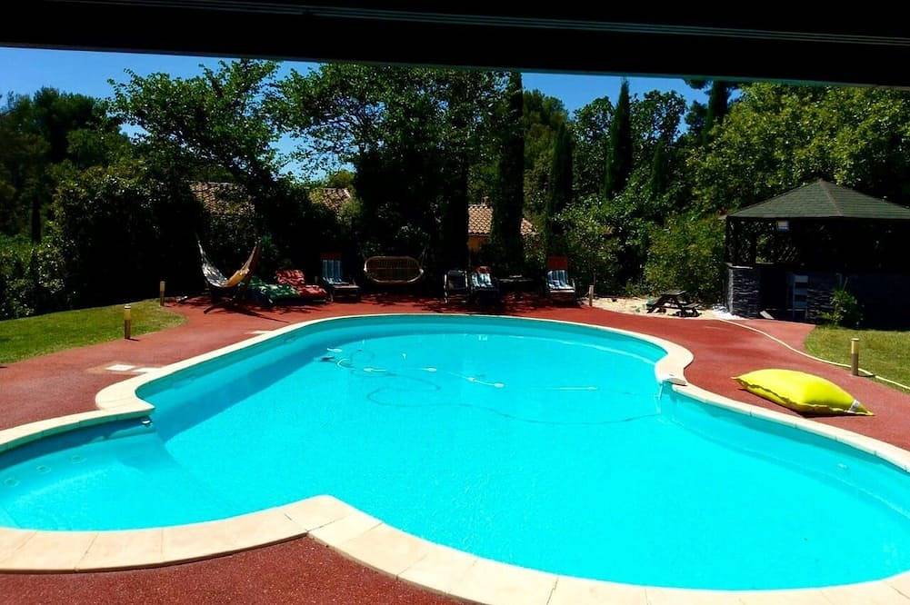 Magnificent villa for 12 with pool and jacuzzi in Provence in Salon-de-Provence, Aix-en-Provence en omgeving