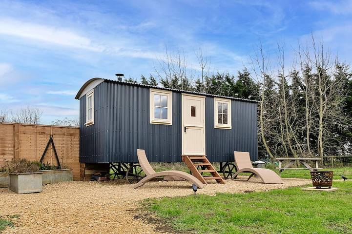Glamping for 2 people, with garden in Northamptonshire