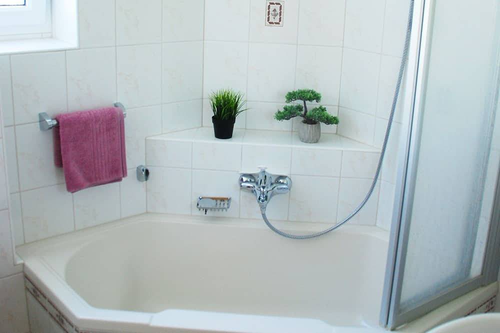 Ganze Wohnung, Ferienwohnung Vogelnest, 50qm mit Garten, 1 Schlafzimmer für max. 2 Personen in Teningen, Südschwarzwald