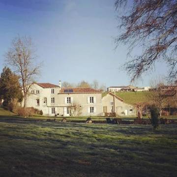 Chambre d’hôte pour 2 personnes, avec vue ainsi que piscine et jardin à Le Vigeant