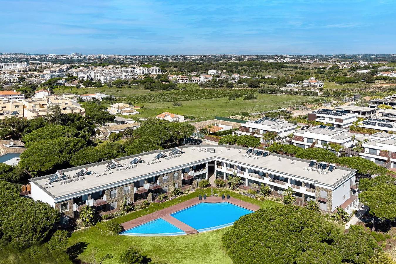 Apartamento inteiro, Apartamento 'Belharucas' com vista para o mar, Wi-Fi e ar condicionado in Aldeia das Açoteias, Albufeira