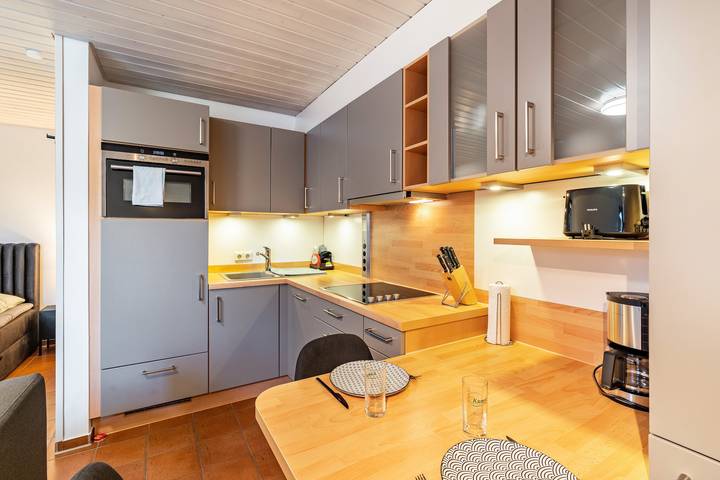 Hel studio-lejlighed, Haus Ersfeld – Garden Studio with Private Terrace and Wi-Fi in Bad Teinach-Zavelstein, Nord Sortskoven