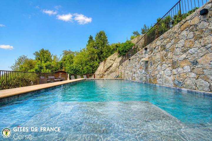 Gîte pour 3 personnes, avec Terrasse et Jardin ainsi que Piscine et Vue à Mausoléo