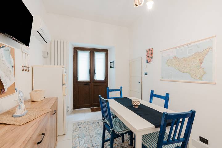 Hel lägenhet, Apartment 'La Luna' with Private Terrace, Balcony and Air Conditioning in Castellammare del Golfo, Trapani provins