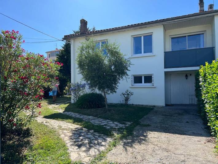 Location de vacances pour 12 personnes, avec Balcon ainsi que Terrasse et Jardin à Lormont