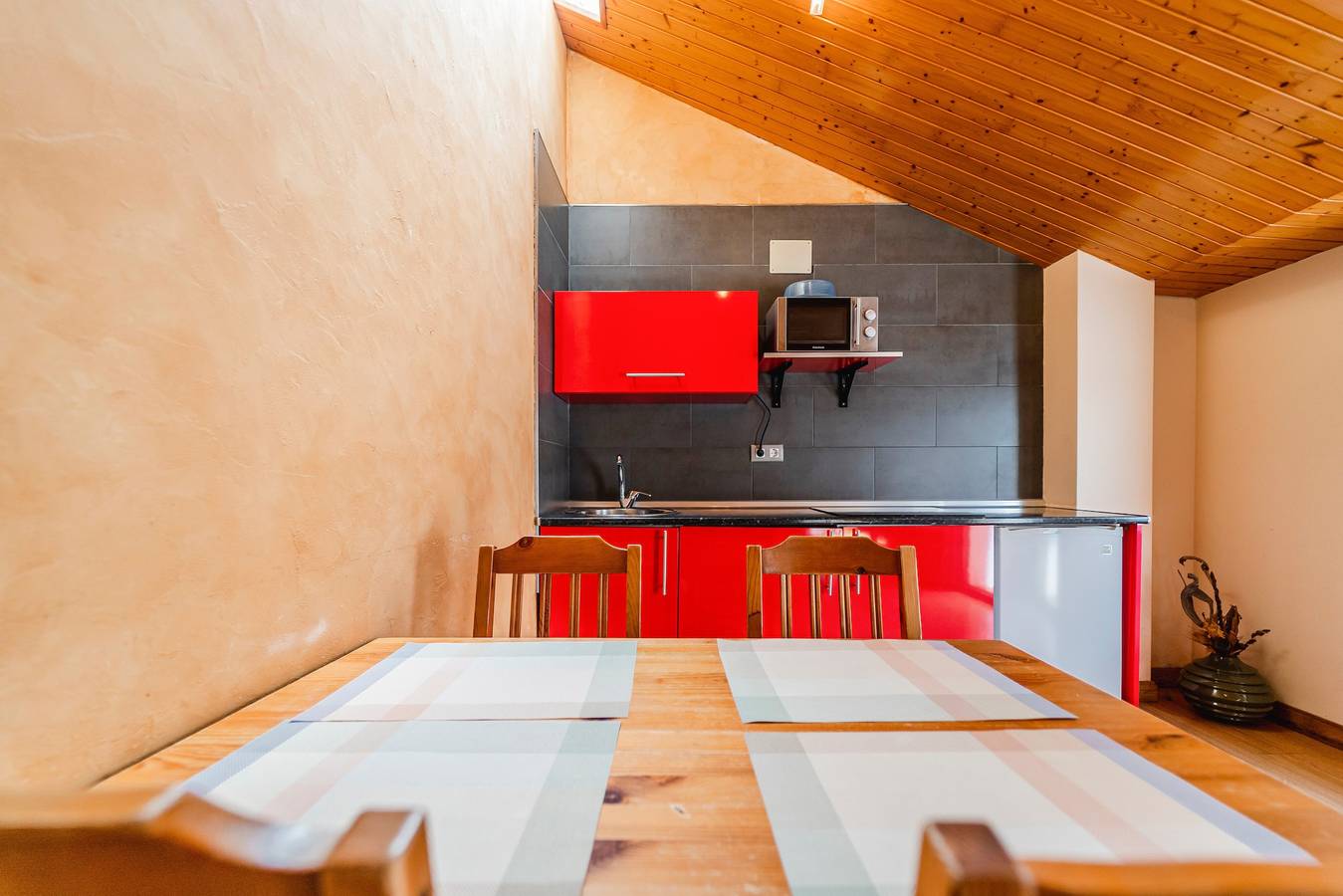 Estudio entero, Apartamento estudio 'Altuzarra 2' con vistas a la montaña, terraza privada y Wi-Fi in Ezcaray, Valdezcaray