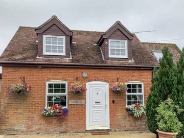Log Cabin for 4 People in Wiltshire, South West England, Photo 2