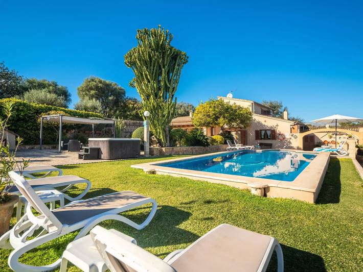 Villa für 7 Personen, mit Balkon und Terrasse sowie Whirlpool und Garten in Alcúdia