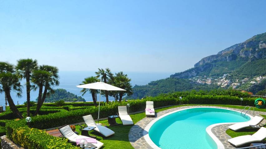 Location de vacances pour 10 personnes, avec jardin ainsi que terrasse et piscine à Scala - 3