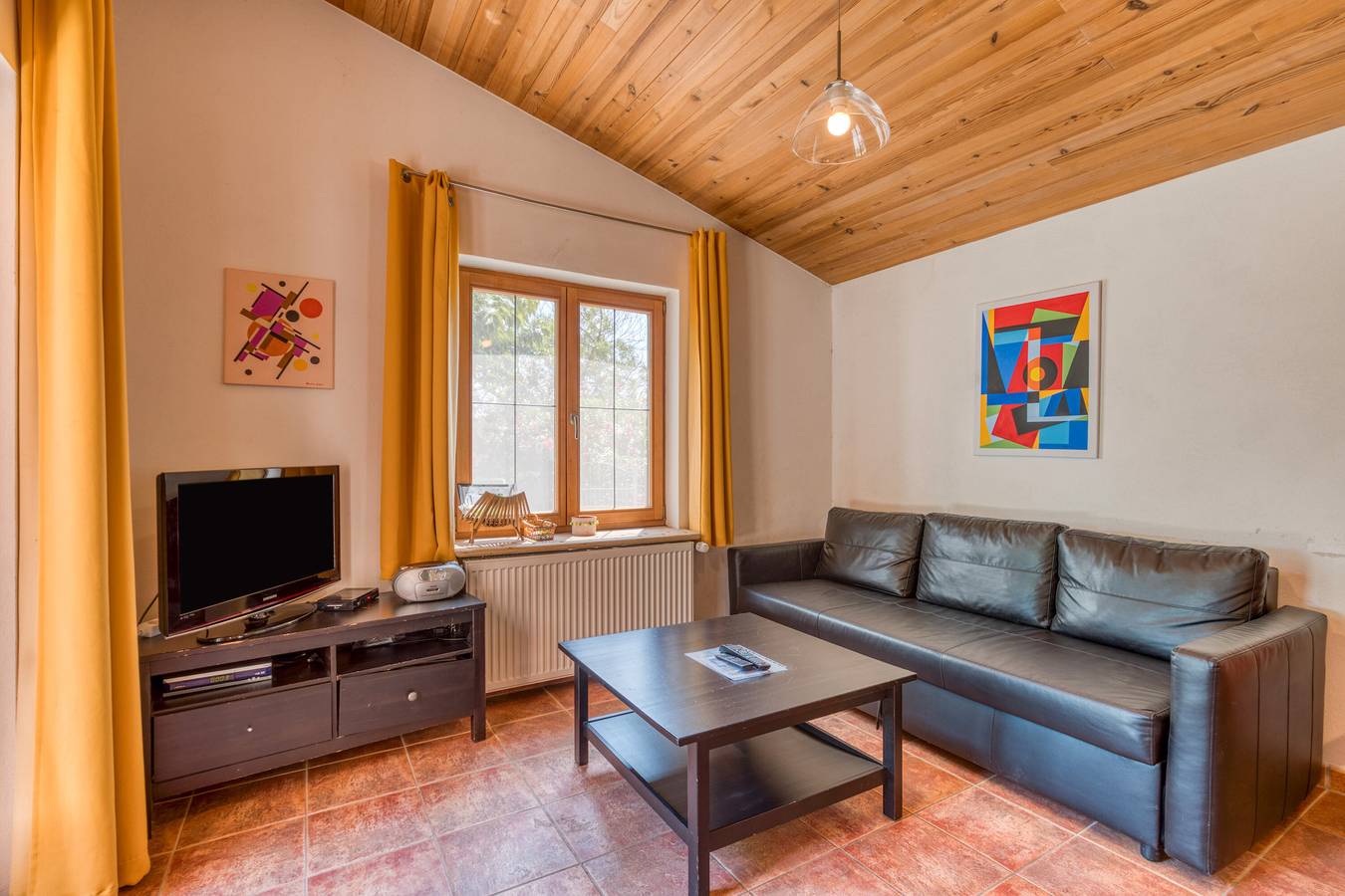 Maison Orange Au Bord De La Rivière avec piscine partagée in Aspiran, Région de Lodève