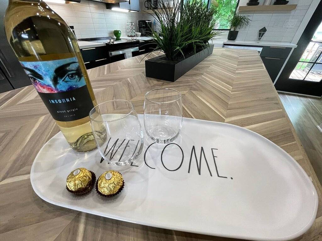 Mod chic 2Br Fire Pit, Corn Hole Court, Pets welcome, close to Clt attractions in Cramerton, Gaston County