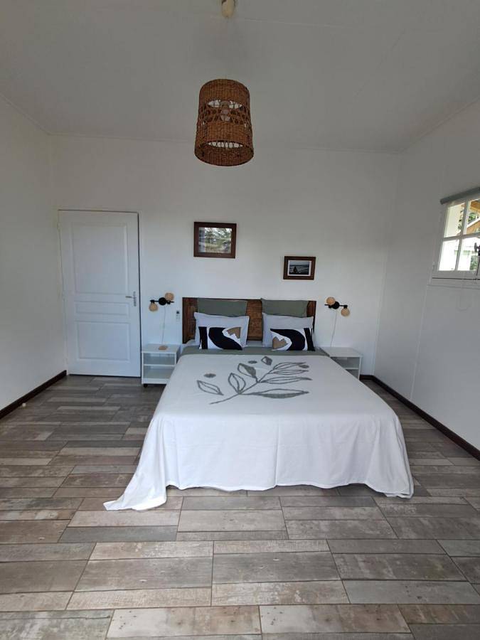Chambre d’hôte pour 2 personnes, avec terrasse ainsi que piscine et jardin sur l' Île de la Réunion - 2
