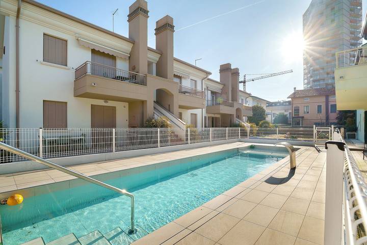 Appartamento intero, Appartamento 'Valentina 1 - Piano Terra' con Piscina in Comune, Wi-Fi e Aria Condizionata in Lido di Jesolo, Jesolo Centro