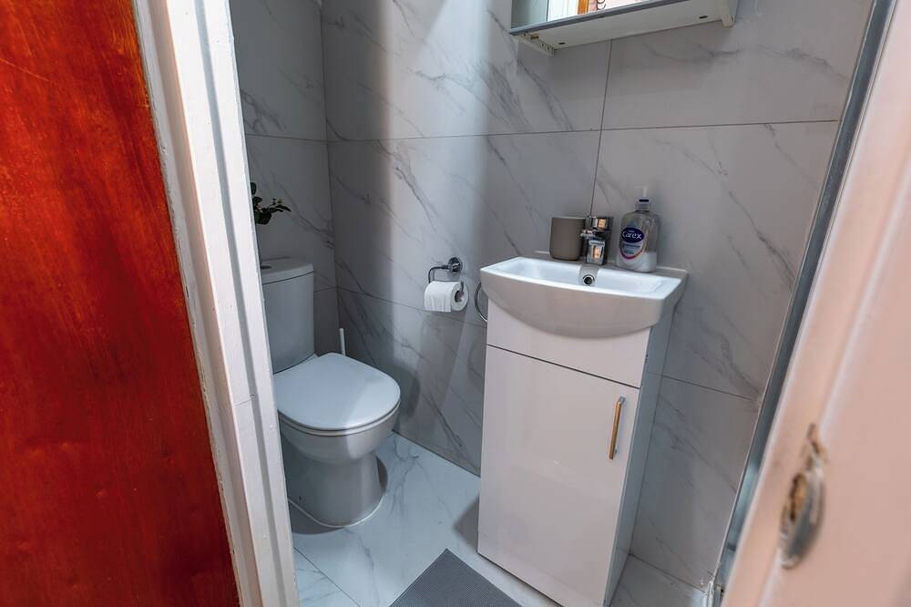 Modern Comfortable Studio with kitchenette for 1-2 people, close to station in Luton, Chiltern Hills