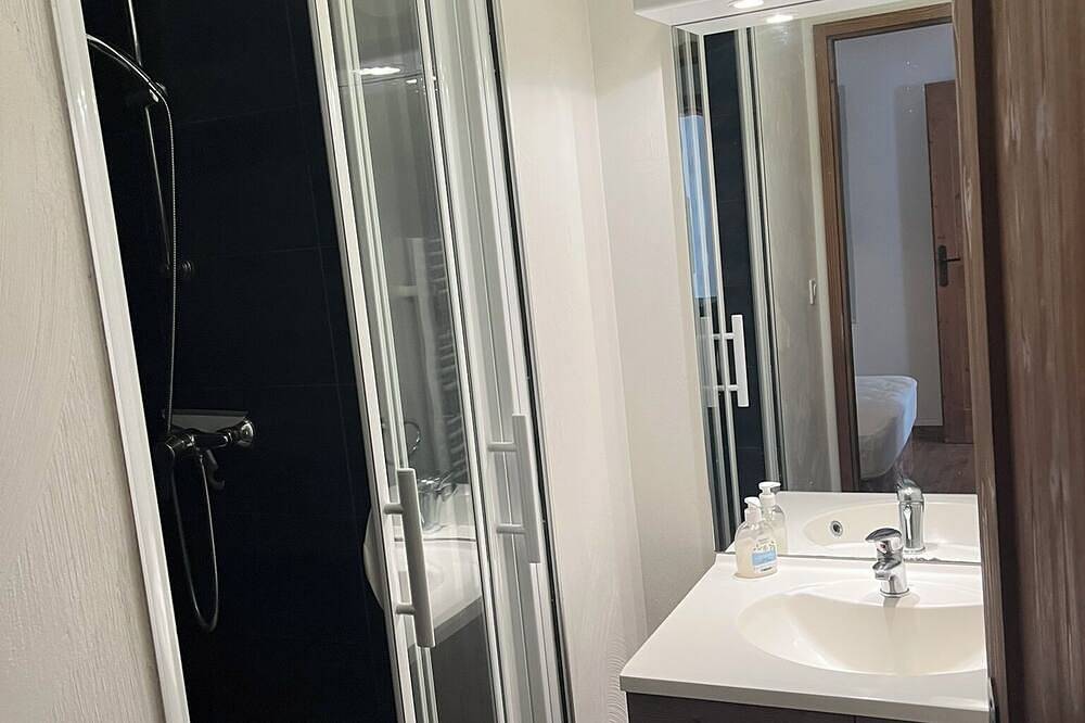 Entire apartment, 10 people - 2 bathrooms - Swimming pools - Terrace - Close to all amenities in Saint-Lary-Soulan, Pyrenees National Park