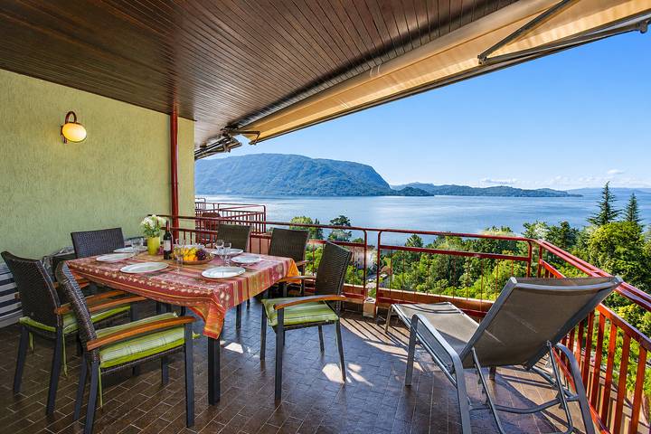 Ferienwohnung für 6 Personen, mit Balkon und Pool sowie Seeblick und Ausblick in Ghiffa