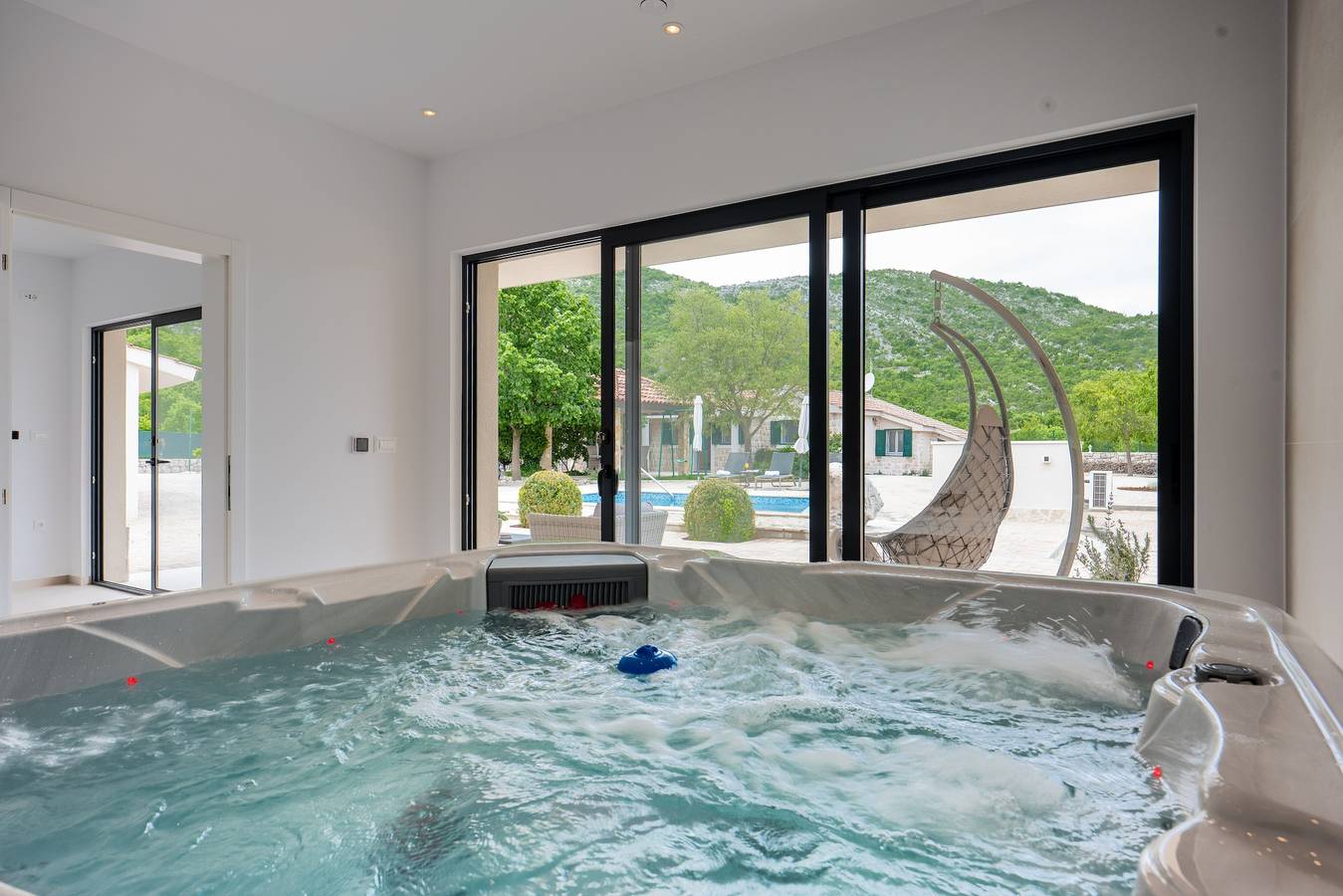 Ferienhaus 'Villa Silentio mit beheiztem Pool' mit Privatpool, Wlan und Klimaanlage in Duge Njive, Makarska Riviera