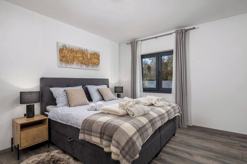 Villa \"Bajer\" with 5 bedrooms and wellness with jacuzzi, and outside pool. in Fuzine, Primorje-Gorski Kotar