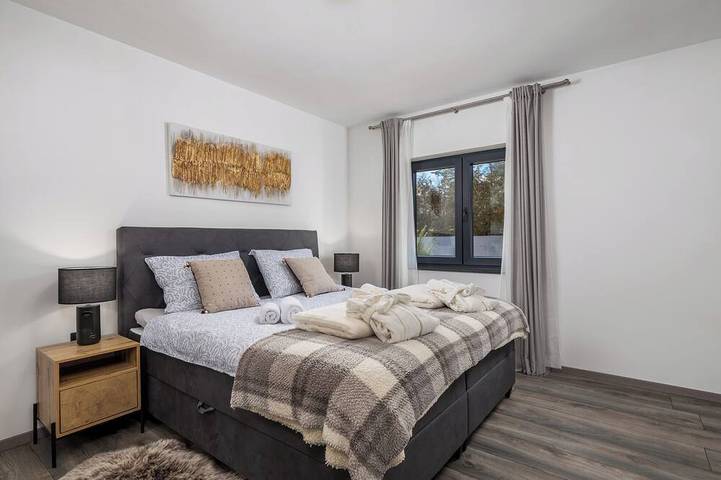 Villa \"Bajer\" with 5 bedrooms and wellness with jacuzzi, and outside pool. in Fuzine, Primorje-Gorski Kotar