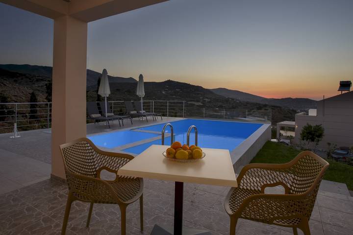 Location de vacances pour 6 personnes, avec jacuzzi ainsi que jardin et piscine dans Agia Pelagia - 2