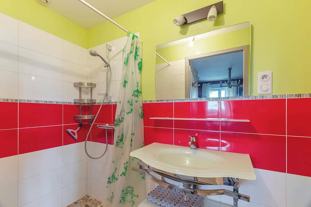 Entire apartment, Homerez - Apartment in Mortagne-sur-Gironde in Mortagne-sur-Gironde, Saintes region