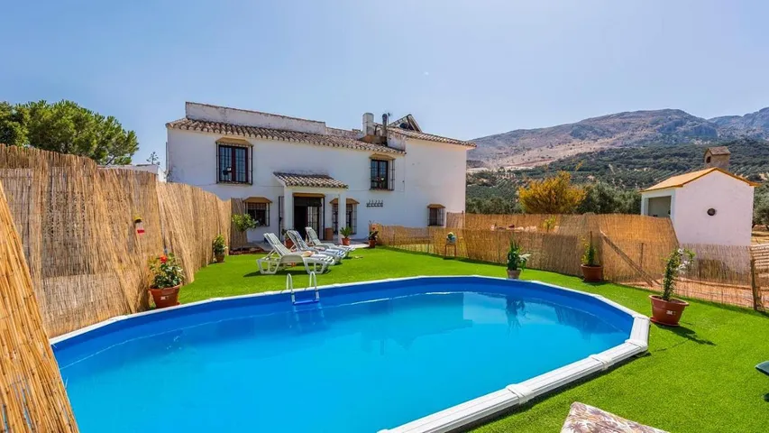 Chalet para 10 personas, con piscina además de terraza y jardín - 1