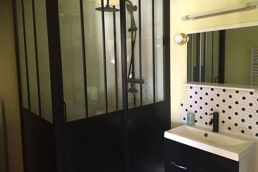 Entire apartment, Studio Des Coquelicots In A Provencal Farmhouse in Pujaut, Nimes region