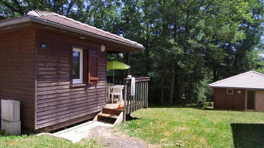 Parc de vacances pour 2 personnes, avec bassin pour enfant ainsi que jardin et piscine, animaux acceptés à Bassignac - 3