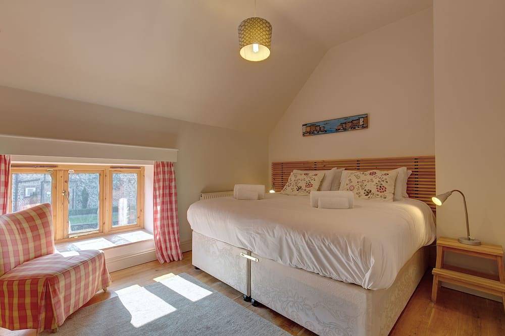 Workshop - sleeps 8 guests in 4 bedrooms in Bodham, Norfolk Coast