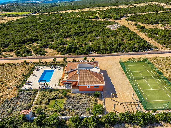 Villa für 8 Personen, mit Terrasse und Garten in Novalja