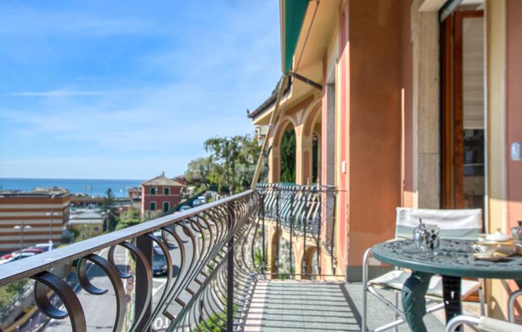 Appartamento intero, Appartamento con vista mare, a 600 m dalla spiaggia, Wi-Fi e terrazza in Recco, Riviera di Levante