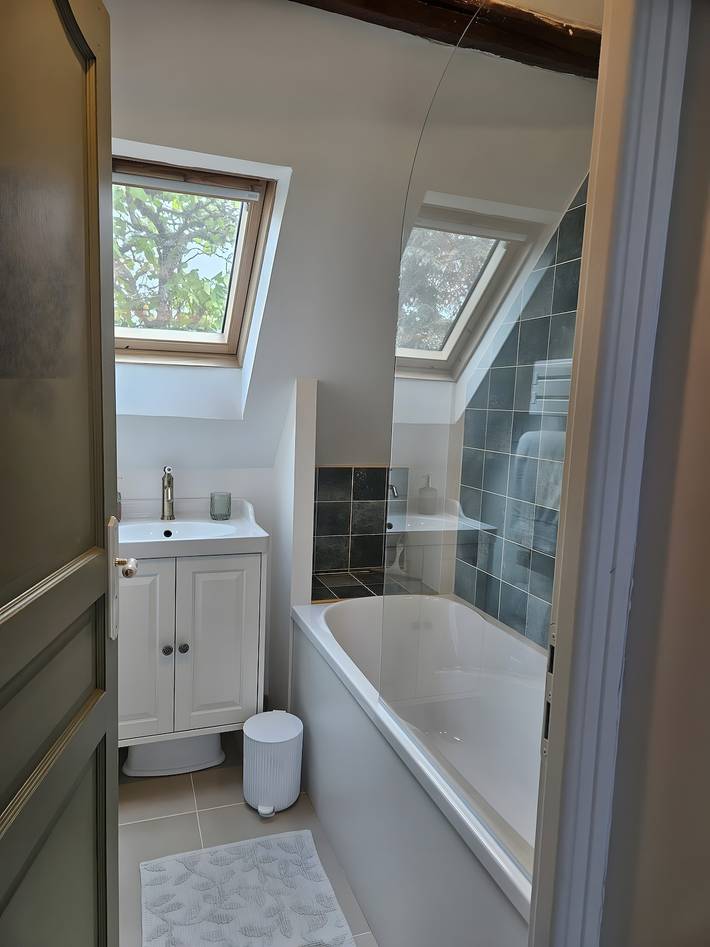 'Les Hortensias', country-style cottage with Shared Pool, Private Terrace and Unlimited Wi-Fi in Monteaux, Blois region