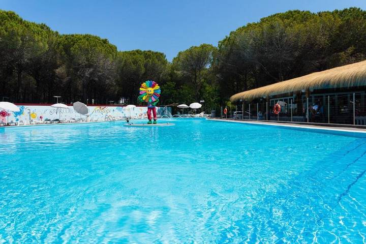 Camping für 4 Personen, mit Terrasse und Kinderpool sowie Pool in Marina di Bibbona - 2